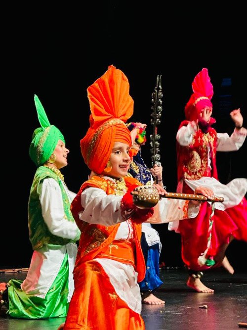 ਭੰਗੜੇ ਨੂੰ ਦਿਲੋਂ-ਜਾਨ ਨਾਲ ਚਾਹੁਣ, ਪਾਉਣ ਤੇ ਸਿਖਾਉਣ ਵਾਲਾ ਦਲਜਿੰਦਰ ਸਿੰਘ ਸੰਧੂ