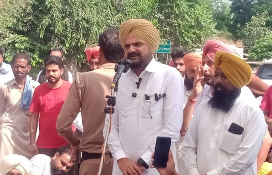 ਸਰਪੰਚ ਦੇ ਪੁੱਤਰ ਹੱਤਿਆ ਕੇਸ ਵਿੱਚ ਪ੍ਰਦਰਸ਼ਨ ਦੂਜੇ ਦਿਨ ਵੀ ਜਾਰੀ, ਸਿੱਧੂ ਮੂਸੇਵਾਲਾ ਦੇ ਪਿਤਾ ਵੀ ਪਹੁੰਚੇ