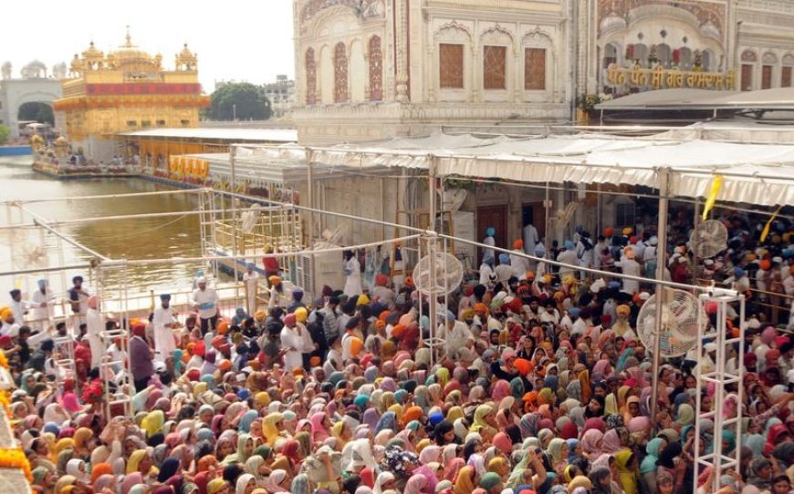 ਗੁਰੂ ਰਾਮਦਾਸ ਜੀ ਦੇ ਜਨਮ ਦਿਵਸ 'ਤੇ ਹਰਿਮੰਦਰ ਸਾਹਿਬ ਵਿਖੇ ਵੱਡੀ ਗਿਣਤੀ ਵਿੱਚ ਸੰਗਤ ਨੇ ਨਤਮਸਤਕ ਹੋਇਆ