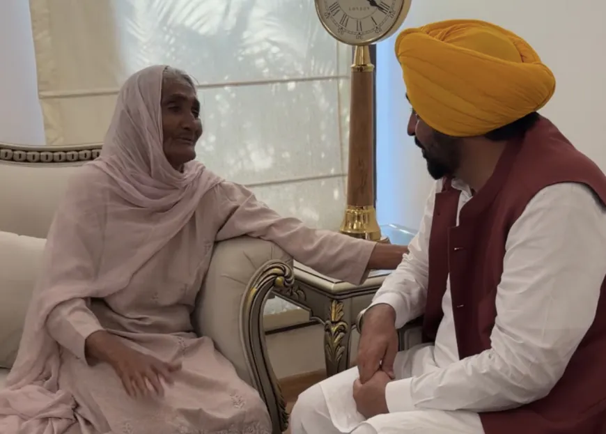 'ਪੁੱਤ, ਅੱਜ ਮੇਰਾ ਕਾਲਜਾ ਠਰ ਗਿਆ': 'ਤੂੰ ਤੂੰ ਵਾਲੀ ਬੇਬੇ' ਮੇਲੋ ਨੇ ਮੁੱਖ ਮੰਤਰੀ ਭਗਵੰਤ ਮਾਨ ਨਾਲ ਕੀਤੀ ਮੁਲਾਕਾਤ; ਸੀਐੱਮ ਨੇ ਪੈਰੀਂ ਹੱਥ ਲਾ ਕੇ ਲਿਆ ਅਸੀਰਵਾਦ